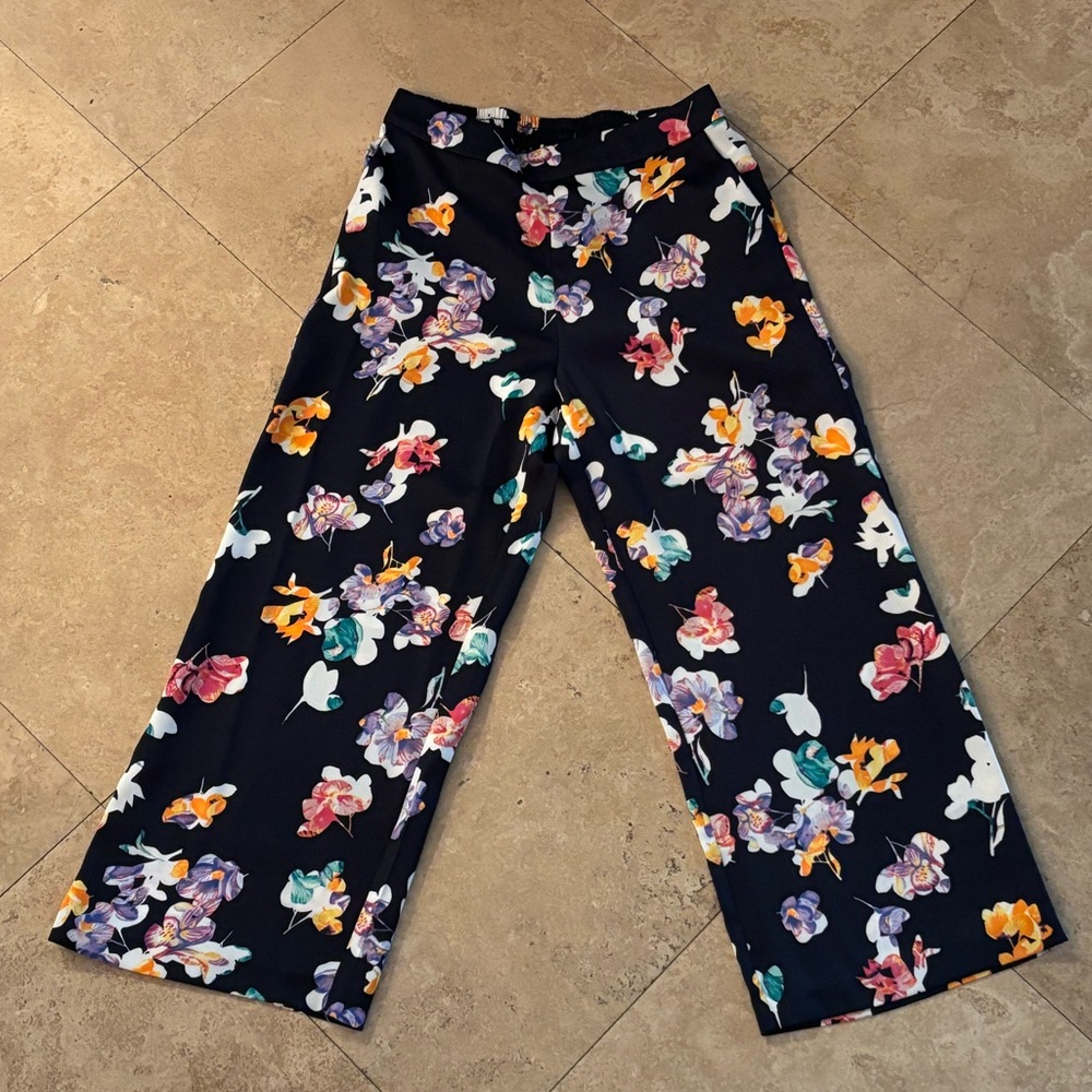 A Easy Day floral Crop Pants. Never worn.